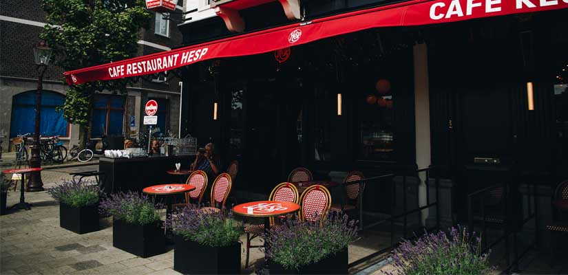 De gevel van Café-Restaurant Hesp met rode markies