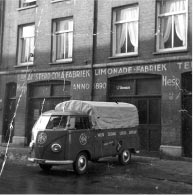 Historische foto van een bestelbus voor het pand